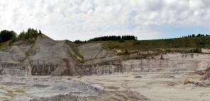 膨潤土礦山場景